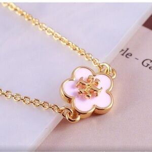 TORY BURCH: Kira Flower Necklace in Orchid Pink with a gold chain and clasp🌸